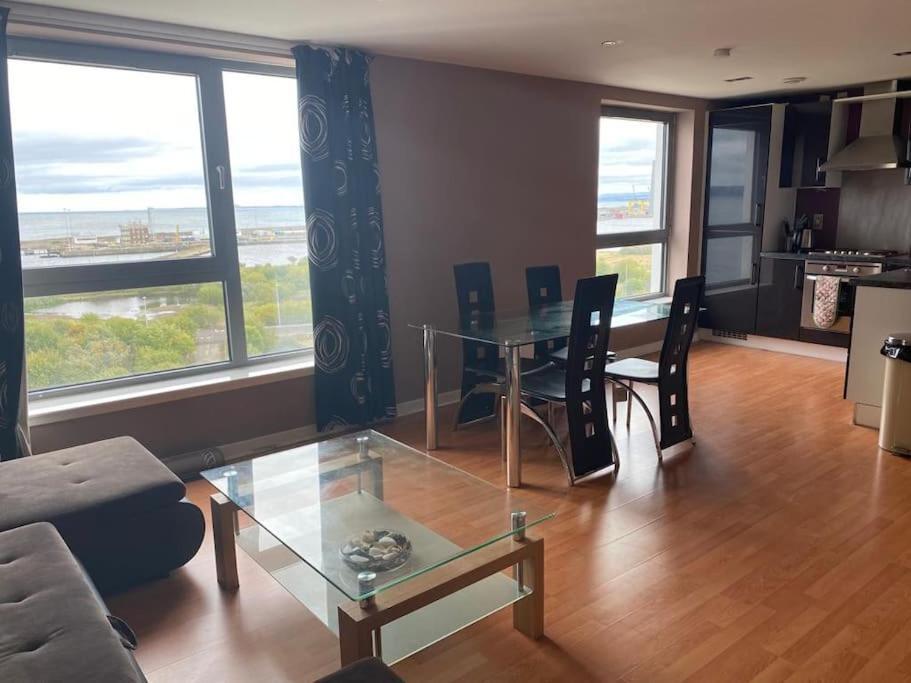Modern 2 Bed Apartment With Stunning Seaside View Единбург Екстериор снимка