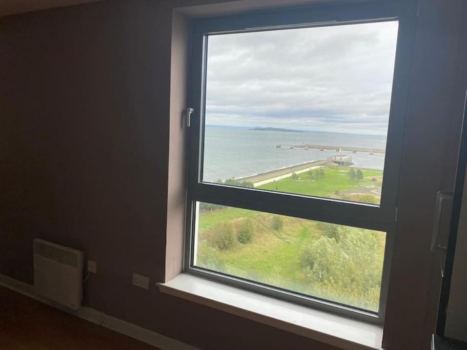 Modern 2 Bed Apartment With Stunning Seaside View Единбург Екстериор снимка