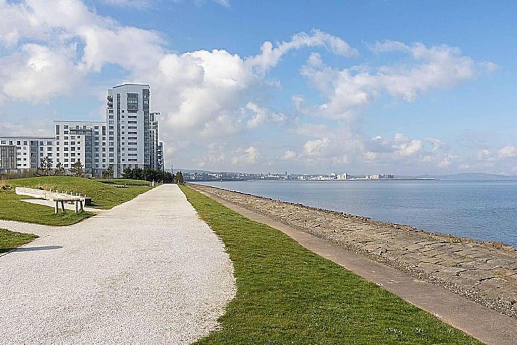 Modern 2 Bed Apartment With Stunning Seaside View Единбург Екстериор снимка