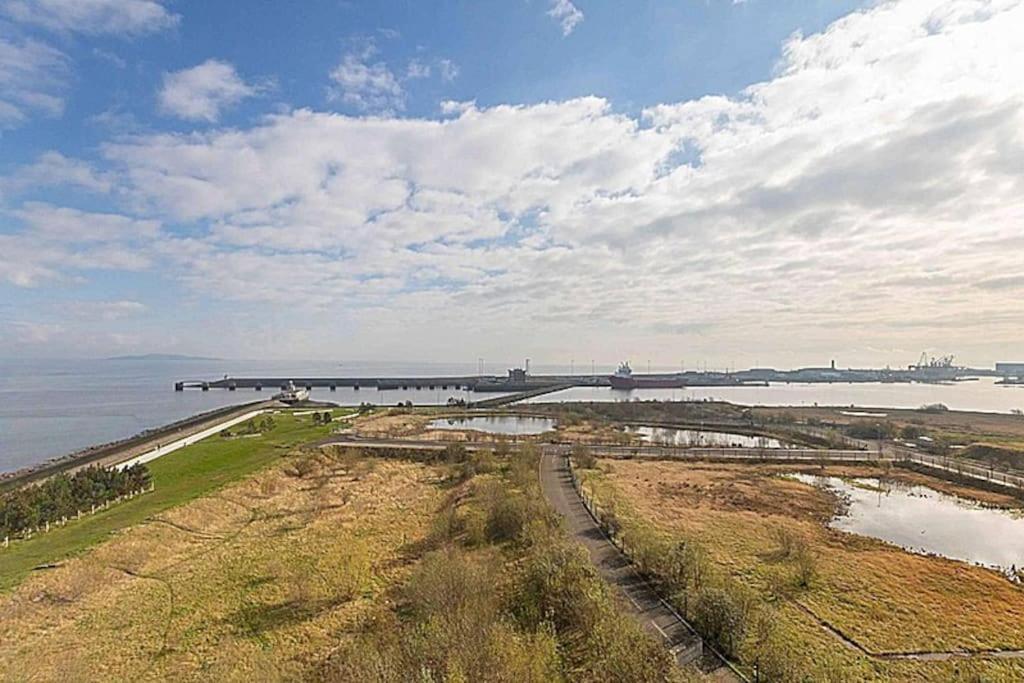 Modern 2 Bed Apartment With Stunning Seaside View Единбург Екстериор снимка
