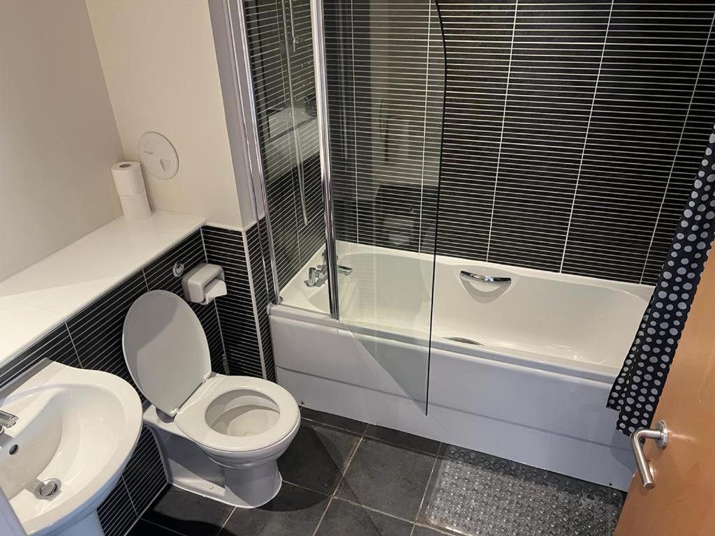 Modern 2 Bed Apartment With Stunning Seaside View Единбург Екстериор снимка